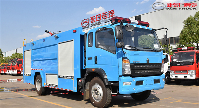 欧洲用户：订购蓝色重汽单桥8吨水罐消防车